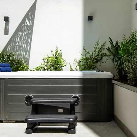 Apartment Luxury 2br Maisonette In Private Hot Tub
