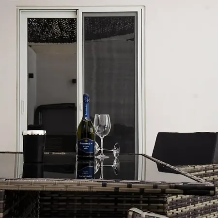 Luxury 2br Maisonette In Private Hot Tub Apartment